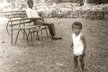 Jako malý žil Rey dva roky na pobřeží Guinejského zálivu. Na fotografii s otcem.