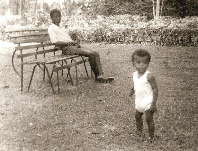 Jako malý žil Rey dva roky na pobřeží Guinejského zálivu. Na fotografii s otcem.