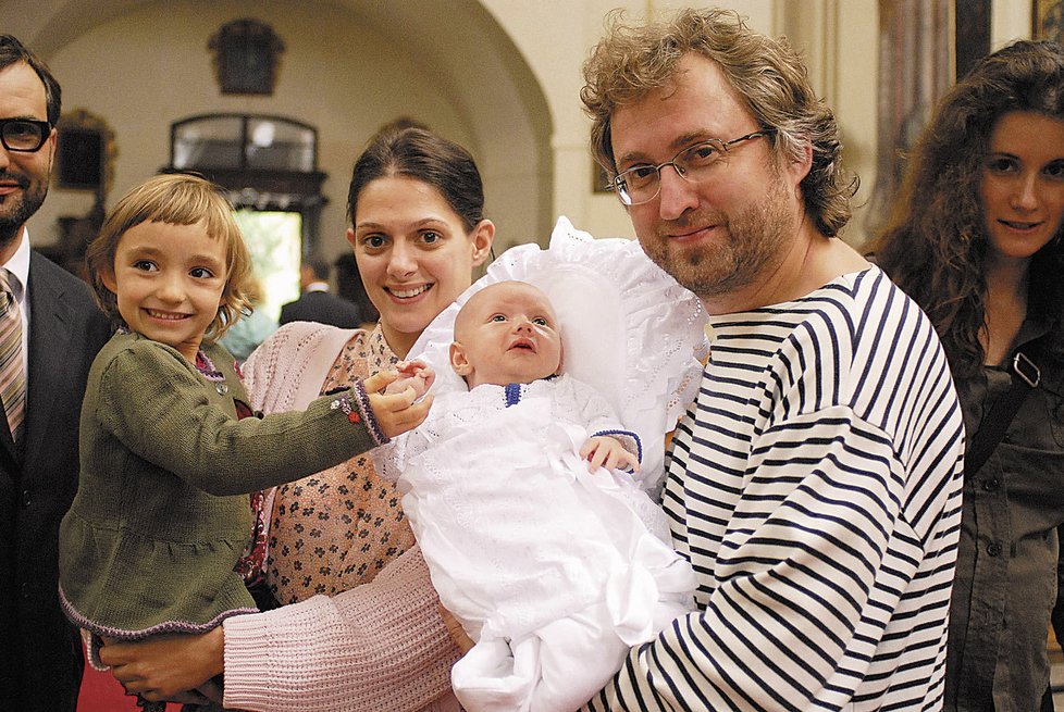 Jan Hrebejk se synem, který si „zahrál“ i ve filmu Medvídek. (Na snímku s herečkou Klárou Issovou a dcerou Jiřího Macháčka).