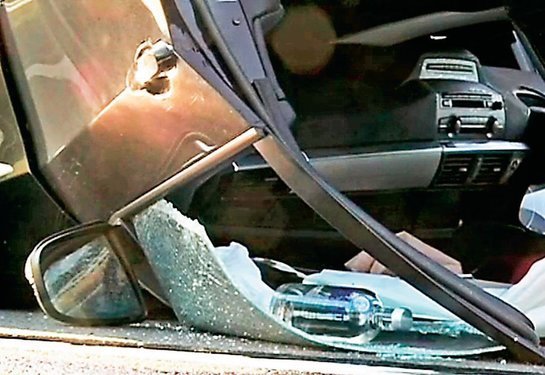 Lahev vodky při nehodě vypadla z auta na straně řidiče.