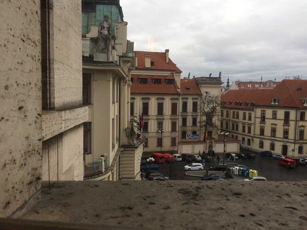 Pohled na Mariánské náměstí. Clam-Gallasův palác je budova v pozadí.