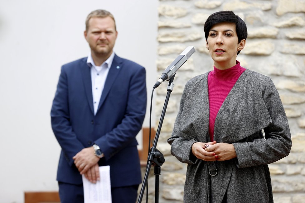 Sídlo předsedů Poslanecké sněmovny: Šéfka dolní komory Markéta Pekarová Adamová poskytla rezidenci organizaci Memorial, v pozadí předseda sdružení Štěpán Černoušek (21.9.2022)