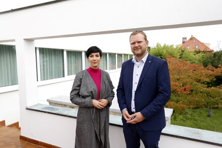 Résidence du Président de la Chambre des Députés : Résidence du Président de la Chambre des Députés : Chef de la Chambre basse Markéta Pekarová Adamová fournit une résidence pour l'organisation Memorial, photographiée avec le président de l'association tpán ernousko (21/9/2022 )