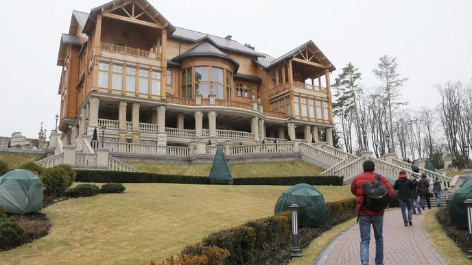 Rezidence ukrajinského prezidenta Janukovyče v Mežyhirji obazená povstalci