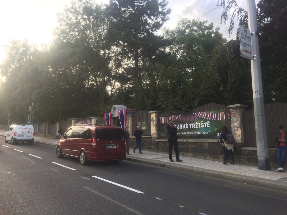 Poprvé v historii se veřejnosti otevřela zahrada rezidence thajského velvyslanectví. Lidé vzali její branku doslova útokem, a brzy na zahradě nebylo k hnutí.