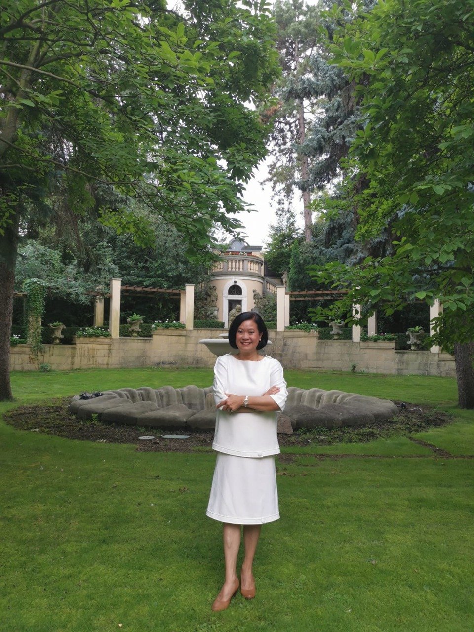 Dominantou zahrady rezidence thajských velvyslanců je monumentální kašna, kolem které je veden stupňovitý ochoz. Malebná zahrada dobře střeží soukromí Ureerat Chareontohové, která v Praze působí osmým měsícem coby velvyslankyně.