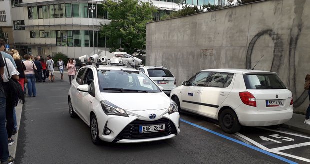 Na dodržování zón rezidentního parkování dohlíží tato toyota.