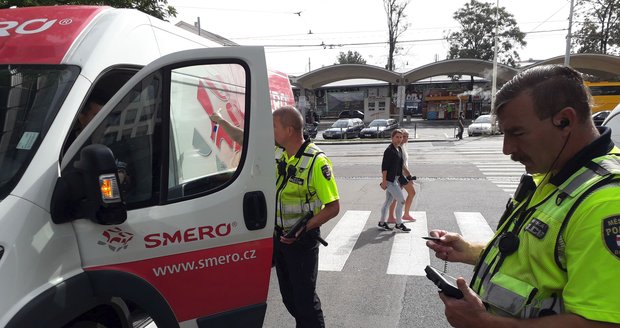 U vjezdů do centra Brna hlídkují strážníci.