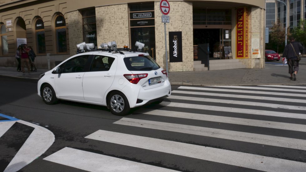 Bílá toyota s kamerami v pondělí poprvé vyjela na kontroly modré zóny rezidentního parkování v centru Brna.