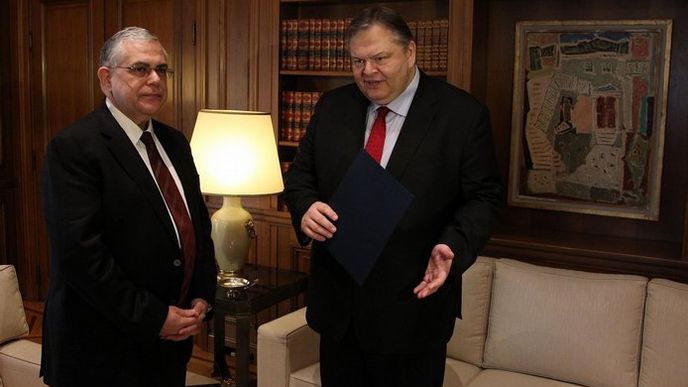 Rezignace. Ministr financí Evangelos Venizelos
(vpravo) oznámil, že odchází ze své funkce. Premiér
Lukas Papadimos zatím nesdělil, kdo Venizelose v čele ministerstva nahradí.