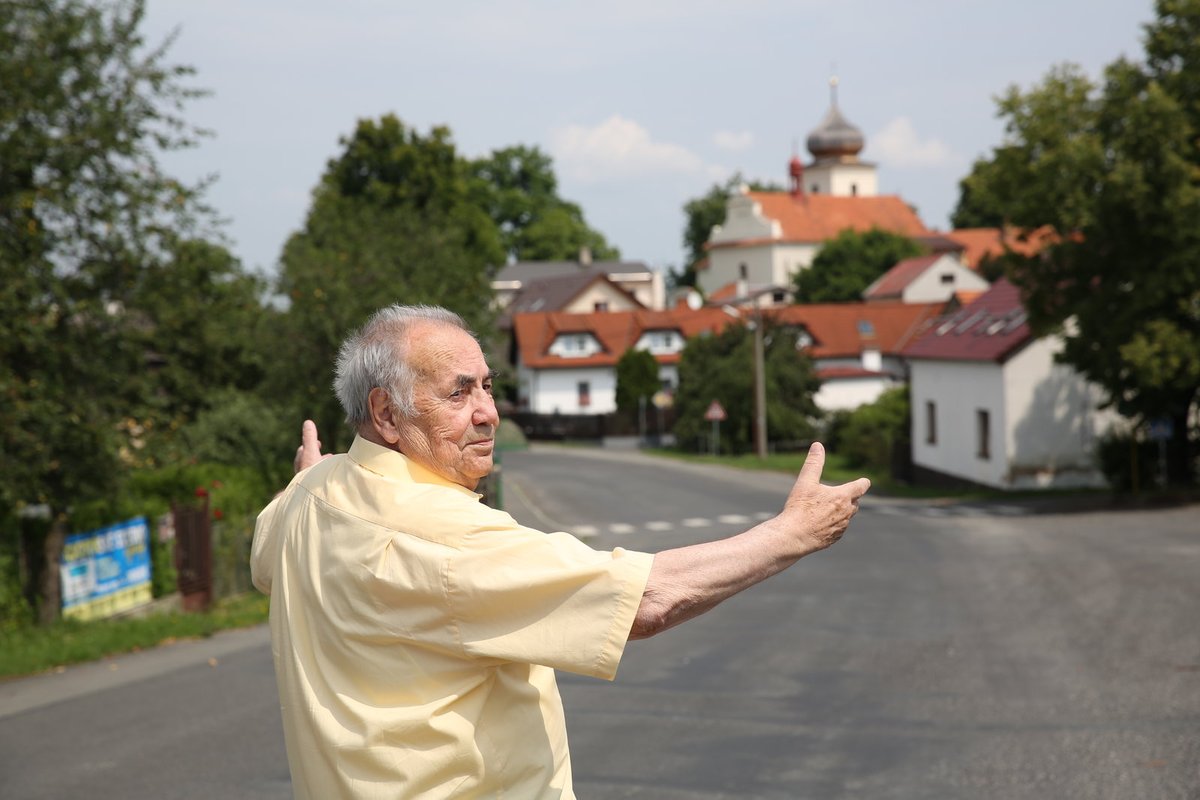 „Tak to je moje Višňová Třešňová...,“ říká režisér. V seriálu totiž obec překřtili právě na Třešňovou.