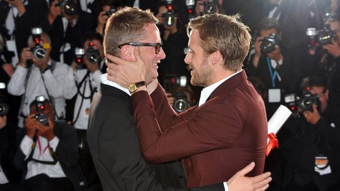 Režisér Refn (vlevo) s Ryanem Goslingem slaví v Cannes cenu za režii