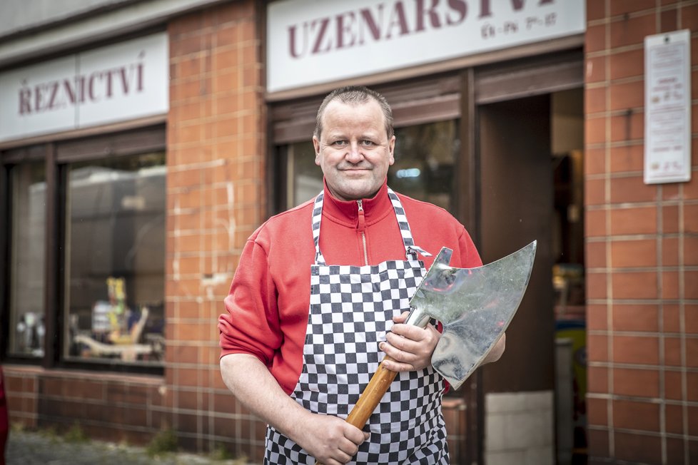 Poctivě připravené maso od řezníka chutná naprosto jinak než maso koupené v supermarketu. Tomáš Hudera, který pochází z rodiny s bohatou řeznickou tradicí, by o tom mohl vyprávět.