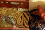 Celníci a veterináři odhalili zhruba 200 kilogramů masa, vnitřností i mořských plodů, které v nevyhovujících podmínkách putovaly z pražské SAPY na jih Čech. (ilustrační foto)