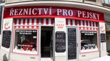 První „vyštěkaná masna“ v Praze! Řeznictví pro pejsky nabízí mražené maso, chce zamezit plýtvání