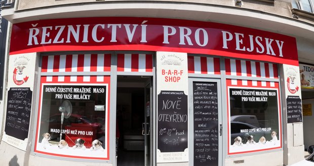 První „vyštěkaná masna“ v Praze! Řeznictví pro pejsky nabízí mražené maso, chce zamezit plýtvání