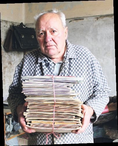 Ladislav Košárek ukazuje kalendáře, kde má zabijačky zapsané.