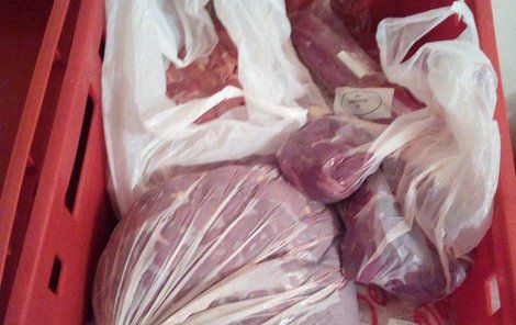 Malé řeznictví v Hodoníně prodávalo zákazníkům prošlé a klamavě označené maso.