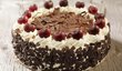 Sladkost švarcvaldského dortu skvěle doplňuje kyselost višní