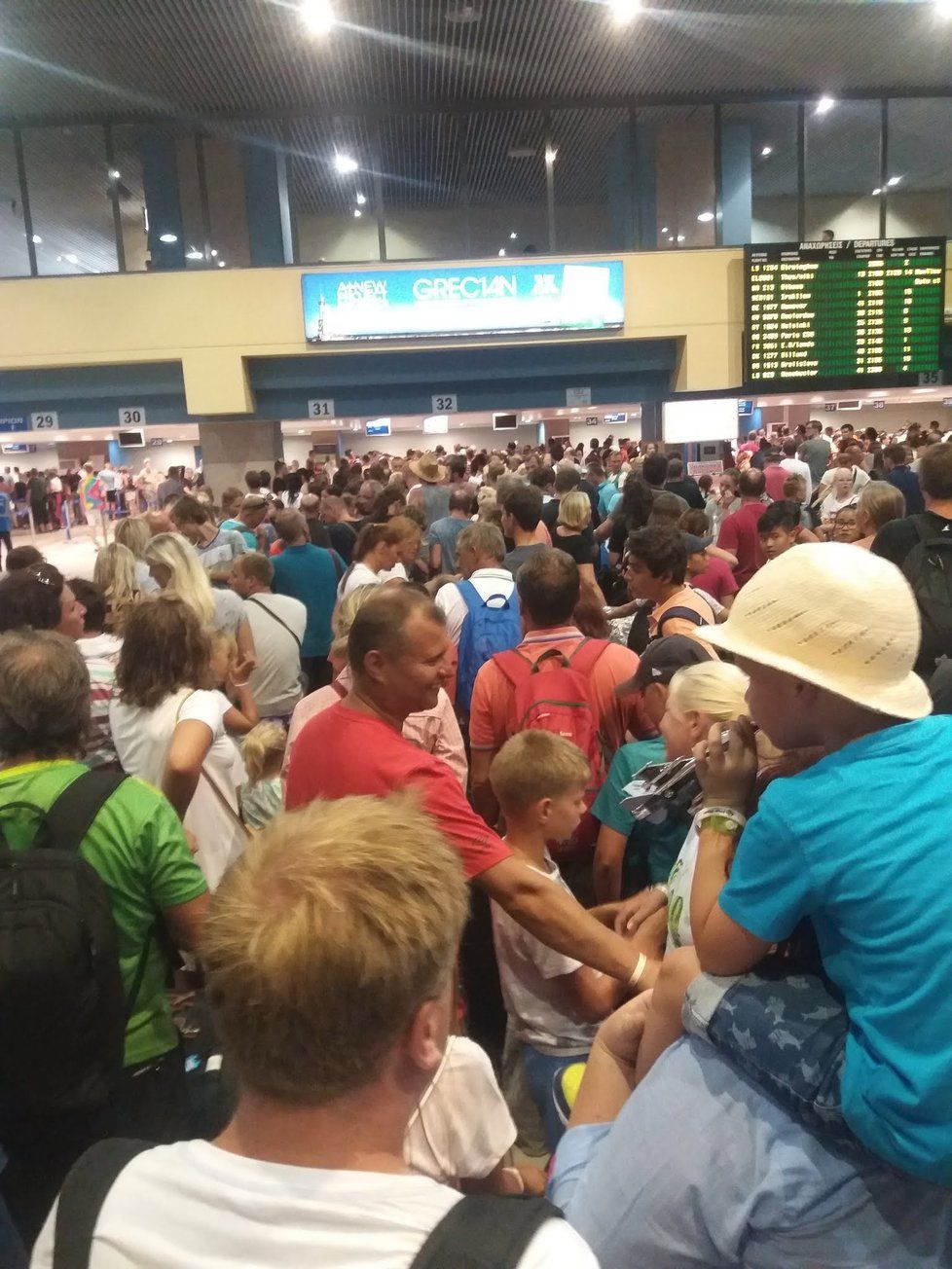 Stovky turistů uvázly 29.7. na letišti na Rhodosu