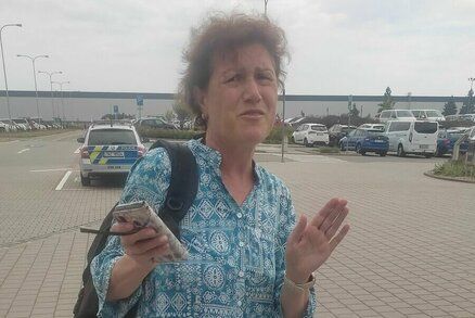 Alena Záhorcová ze Zlína se vrátila v pondělí z ostrova Rhodos. Zůstal jí jen batůžek. Dokonce neměla ani šaty, za poslední eura je koupila v evakuačním hotelu.