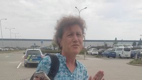 Alena Záhorcová ze Zlína se vrátila v pondělí z ostrova Rhodos. Zůstal jí jen batůžek. Dokonce neměla ani šaty, za poslední eura je koupila v evakuačním hotelu.