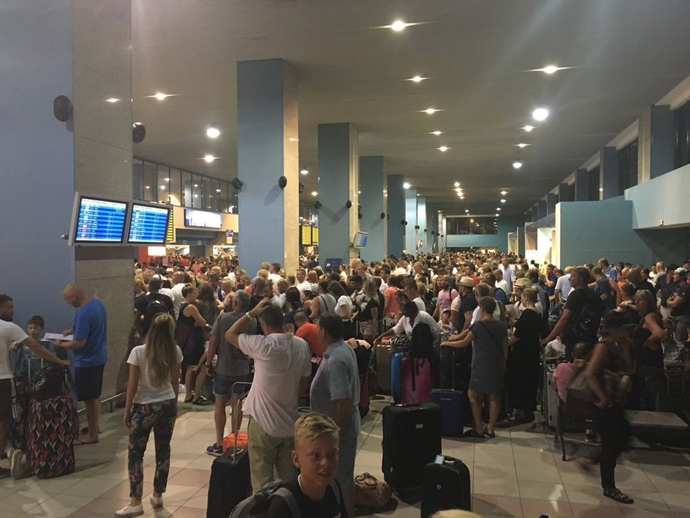 Stovky turistů uvázly 29. 7. na letišti na Rhodosu.