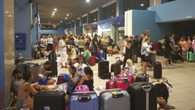 Na letišti na Rhodosu muselo dlouhé hodiny čekat i mnoho Čechů