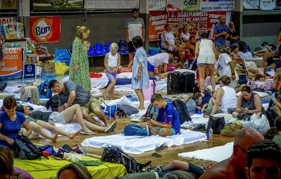 Turisté na Rhodosu čekají na evakuaci v různých podmínkách (23.7.2023)