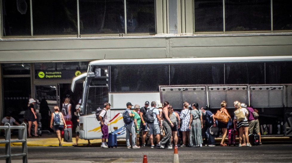 Turisté na Rhodosu čekají na evakuaci v různých podmínkách (23.7.2023)
