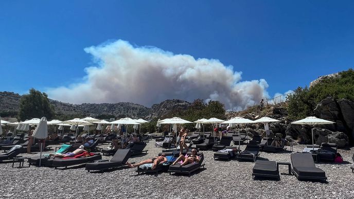 Řecký ostrov Rhodos zasáhl obrovský lesní požár.