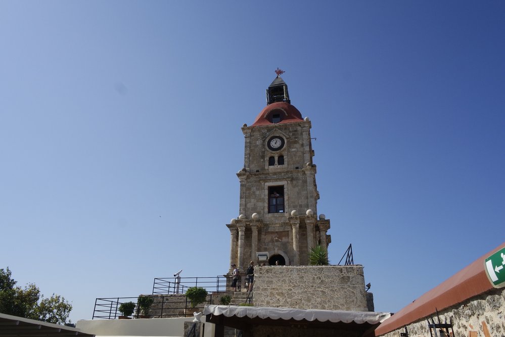 Hodinová věž, z níž je nejlepší výhled na celé staré město Rhodos.