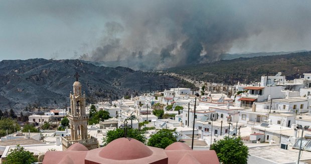 Řecko nabídne turistům evakuovaným z Rhodosu týden dovolené zdarma. Co na to cestovky?