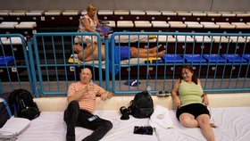 Turisté na Rhodosu čekají na evakuaci v různých podmínkách (23.7.2023).