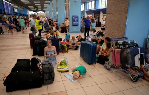 Češi o evakuaci z Rhodosu: „Máme dvě malé děti, 100 metrů vedle hořelo.“ Někteří utíkali po pláži