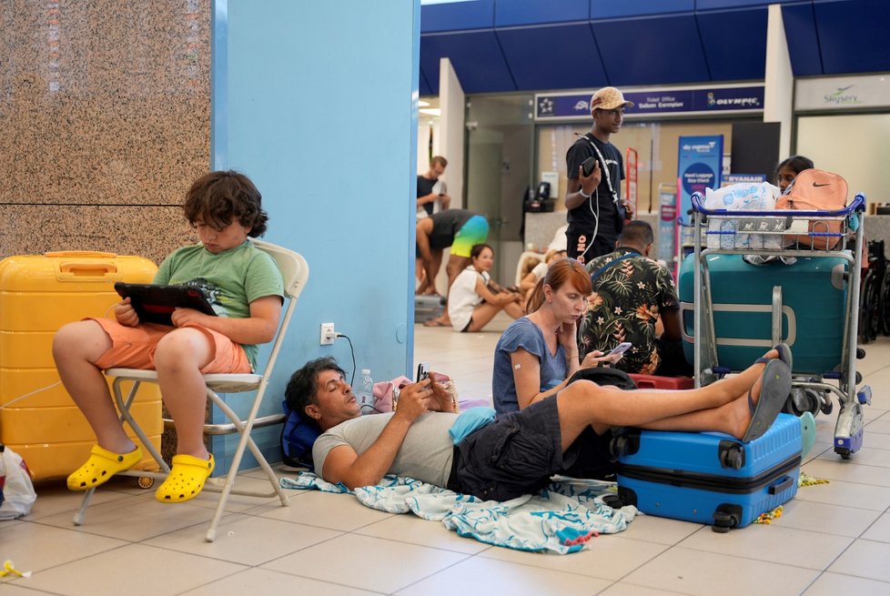 Turisté čekají na odlet z Rhodosu (23.7.2023)