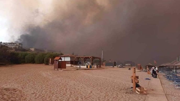 Stovky turistů na řeckém ostrově Rhodos se dnes odpoledne musely evakuovat kvůli velkému lesnímu požáru