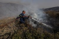 Hasiči zkrotili ohnivé peklo, úřady zrušily stav nouze na Rhodosu. Hoří ale u antické Olympie