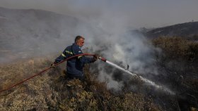 Hasiči zkrotili ohnivé peklo, úřady zrušily stav nouze na Rhodosu. Hoří ale u antické Olympie