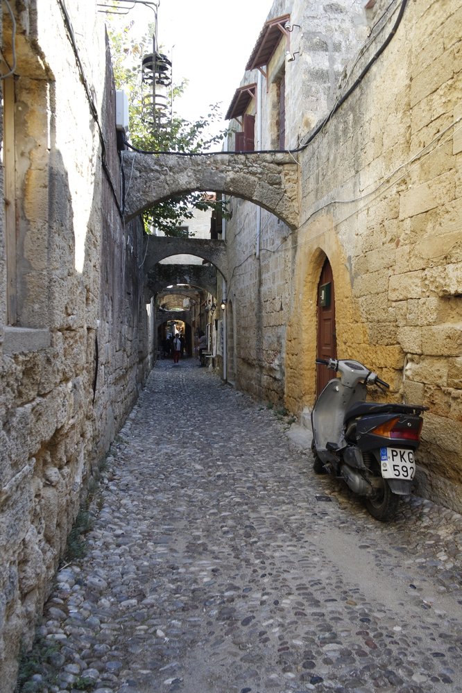 Úzká ulička ve starém městě Rhodos.