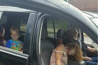 Rodiče se zfetovali a omdleli! V autě s nimi seděla 5měsíční holčička