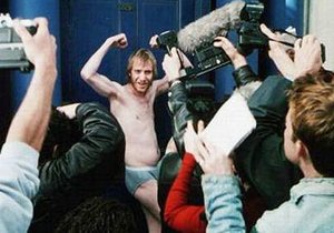 Herec Rhys Ifans si zahrál ve filmu Nothing Hill divného spolubydlícího Hugha Granta.