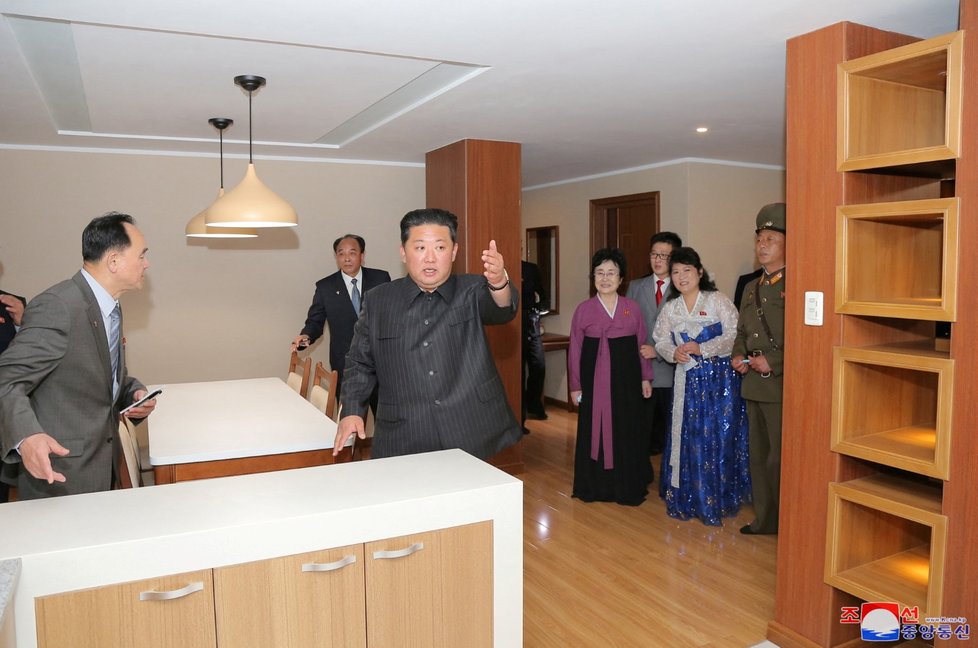 Severokorejská hlasatelka Ri Čchon-hi (ve světle růžovo-modrém) dostala od vůdce Kim Čong-una luxusní vilu