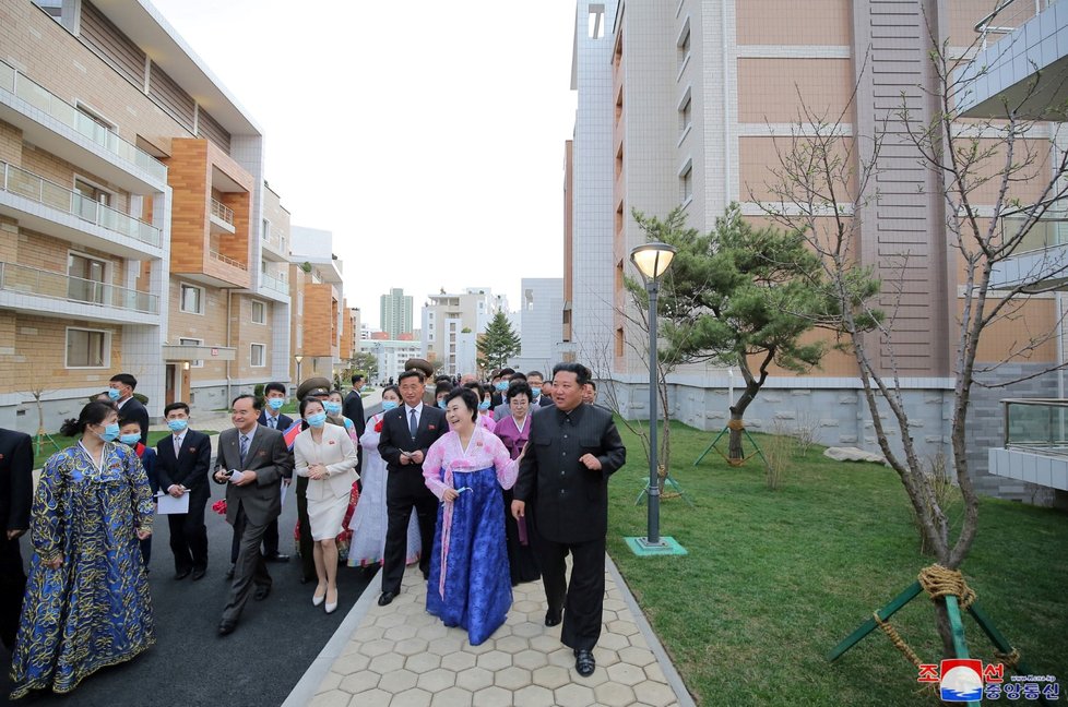 Severokorejská hlasatelka Ri Čchon-hi (ve světle růžovo-modrém) dostala od vůdce Kim Čong-una luxusní vilu