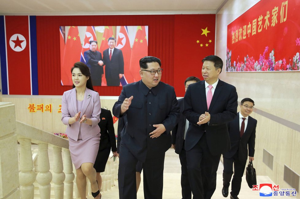 Ri Sol-ču se po boku Kim Čong-una objevuje od roku 2012, moc se toho o ní ovšem neví.