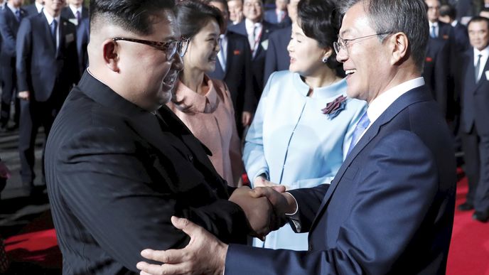 Historické setkání severokorejského vůdce Kim Čong-una (vlevo) a jihokorejského prezidenta Mun Če-ina