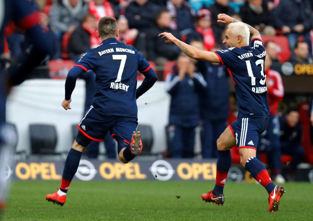 Francouzský záložník Franck Ribéry oslavuje vstřelený gól do sítě Mohuče se spoluhráčem Rafinhou