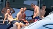 Franck Ribéry přišel kvůli bolestem zad o mistrovství světa, tak odjel s kamarády na Ibizu, kde neustále dovádí ve vodě.