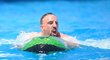 Franck Ribéry přišel kvůli bolestem zad o mistrovství světa, tak odjel s kamarády na Ibizu, kde neustále dovádí ve vodě.