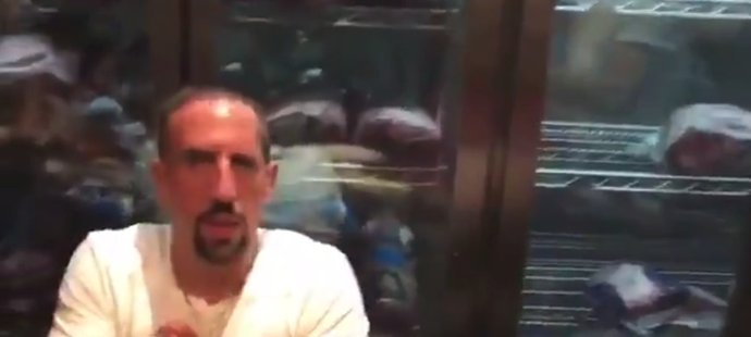 Fotbalista Ribéry nad svým pozlaceným kusem hovězího za 28 tisíc korun